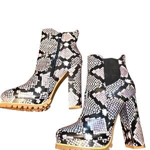 Glaze 9 Platform Snakesnkin Women's Gray Combat Boots Shoes 5 Inch High Heel